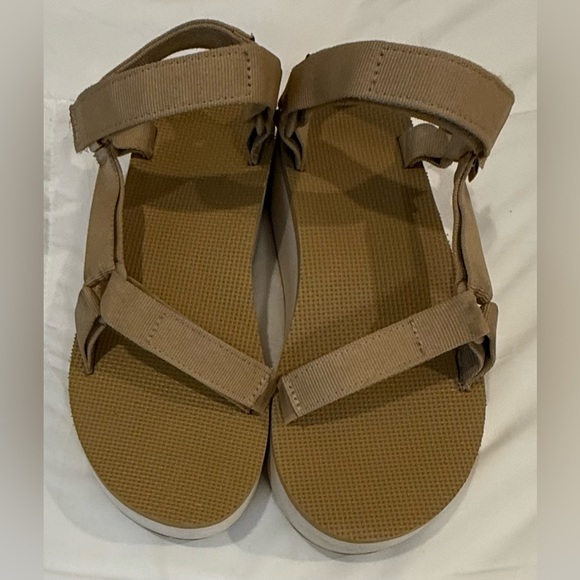 Teva Flatform Universal Sandals – Lark – Size 10 – Tan & White – 1 1/4” Platform - Picture 3 of 6